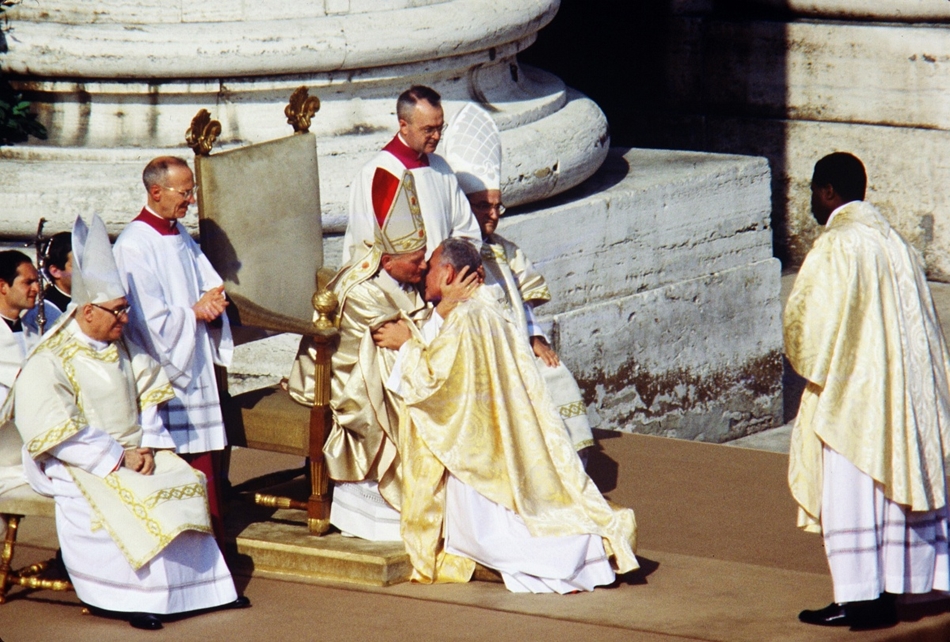 1978. október 22. - Vatikán: csók a papnak - a pápává választott Karol Wojtyla mint II. János Pál pápa tartotta székfoglaló szentmiséjét.