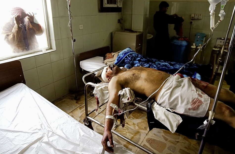 2006. február 10. - pokolgépes merényletben megsérült iraki civil egy bagdadi kórházban. Az civileket is érintő erőszak mindennapossá vált Szaddám uralmának megdöntése után.