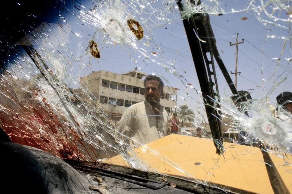 2007. június 27. - golyózápor után: nyomok egy kocsi szélvédőjén Bagdad Szadr Város nevű síiták által lakott negyedében
