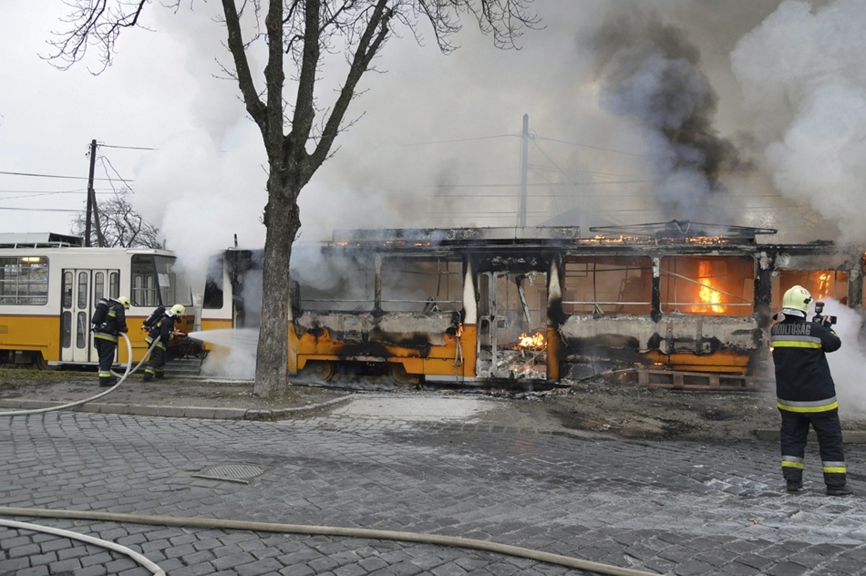 Lángoló villamost oltanak tűzoltók csütörtökön, miután egy villamos, egy teherautó és egy személyautó összeütközött Budapesten, a X. kerületi Sírkert utcában. A balesetben mindhárom jármű kigyulladt, hárman megsérültek.