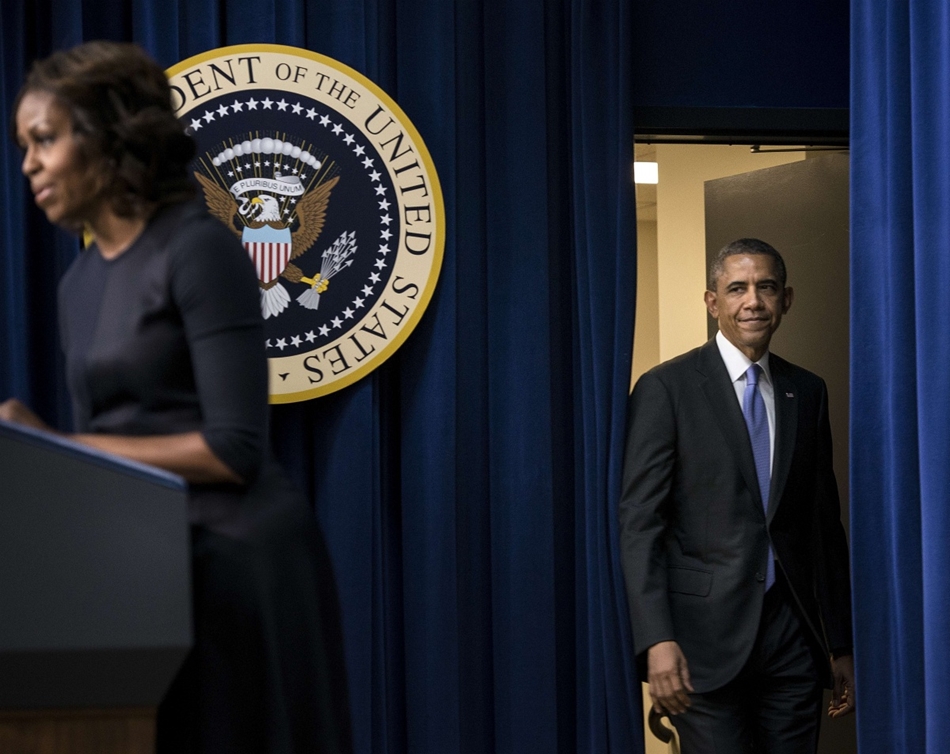 Washington, Egyesült Államok – Barack Obama amerikai elnök hallgatja felesége, Michelle Obama előadását egy rendezvényen. Michelle Obama pénteken ünnepelte 50. születésnapját.