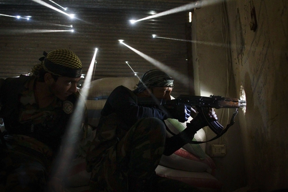 Két lázadó fegyveres védi őrhelyét Karmel Dzsablban. Javier Manzano képével feature kategóriában elnyerte a Pulitzer-díjat.