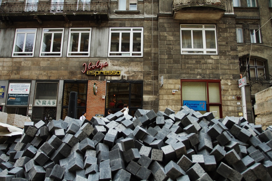 Kőhalom jelzi, hogy még nincs egészen kész a Ferenciek tere