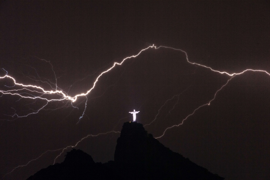 afp. Rio de Janeiro, Brazília - 2014.01.14 - Lightning flashes over the Christ the Redeemer statue on top of Corcovado Hill in Rio de Janeiro on January 14, 2014.  