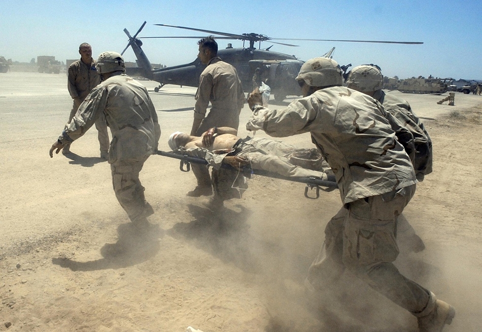 2003. május. - sérült amerikai katonát visznek bajtársai a mentőhelikopterhez