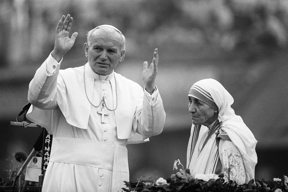 1986. február 3. - Kalkutta, India: II. János Pál a ''Szeretet Misszionáriusai'' kalkuttai rendházának látogatásán. A találkozót Teréz anya később élete legboldogabb napjának nevezte.