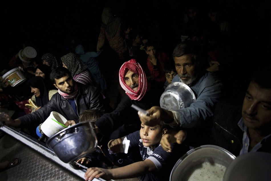 Élelemért sorban álló emberek az Azazi menekülttáborban. 