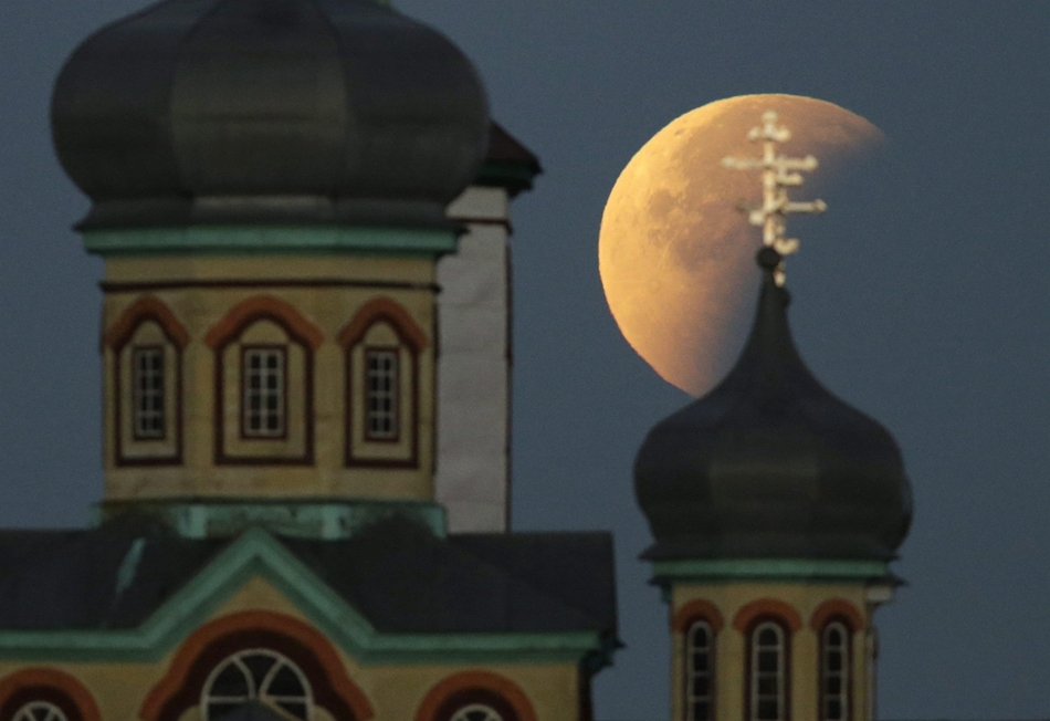 epa.15.09.28. - Turec, Fehéroroszország: Teljes holdfogyatkozás egy templommal az előtérben a fehéroroszországi Turecben - holdfogyatkozás, szuperhold
