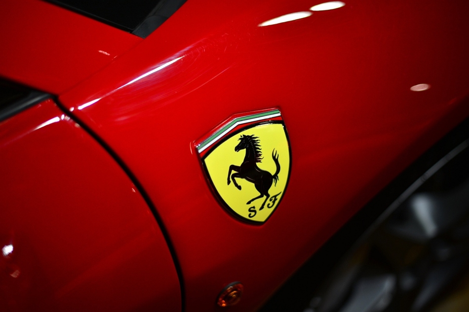 Maranello, Olaszország: Ferrari-logó a gyár ''személyre szabott'' részlegének egyik autóján