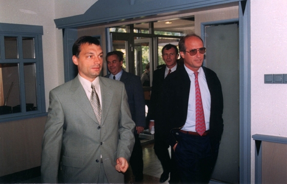 Orbán Viktor 1998-ban, a balatonőszödi kormányüdülőben.
