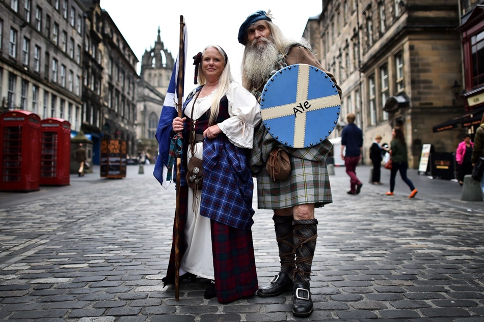 Edinburgh, Egyesült Királyság - Függetlenségi aktivisták hagyományőrző ruhákban
